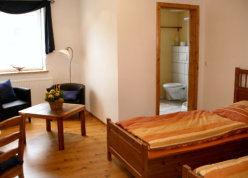 Modern eingerichtete Fremdenzimmer